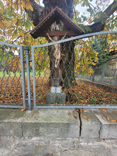 Kreuz im Garten der Villa Smattosch