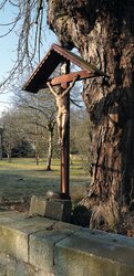Kreuz im Garten der Villa Smattosch