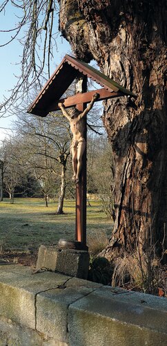 Kreuz im Garten der Villa Smattosch