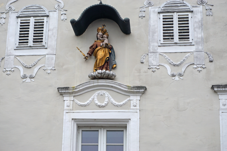 Haus Kirchenplatz 7 - Marienstatue - Auge Gottes
