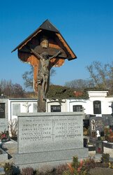 Friedhof Aschach - Friedhofskreuz und Pfarrergrabstein