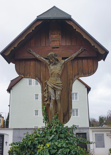 Friedhof Aschach - Friedhofskreuz und Pfarrergrabstein