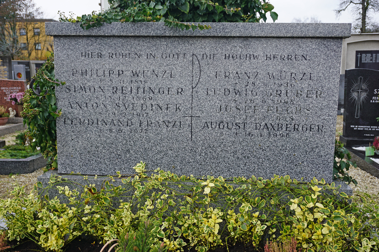 Friedhof Aschach - Friedhofskreuz und Pfarrergrabstein