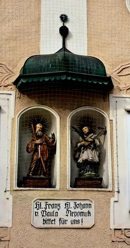 Franz v. Paula und Nepomuk Figuren Pfarrgasse
