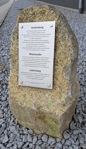 Findlingsskulpturen Seniorenheim