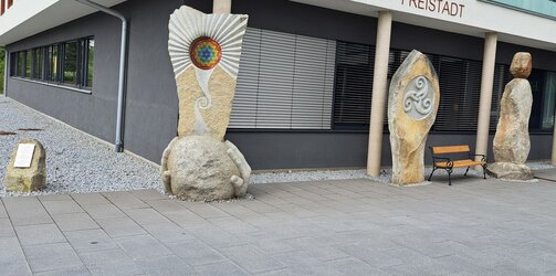 Findlingsskulpturen Seniorenheim