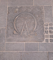 Christliches Symbol vor Kirchentor