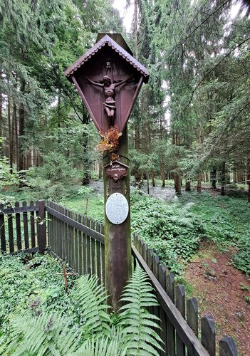 Waldandacht Bockau mit Stangenbild und Kastenkreuz