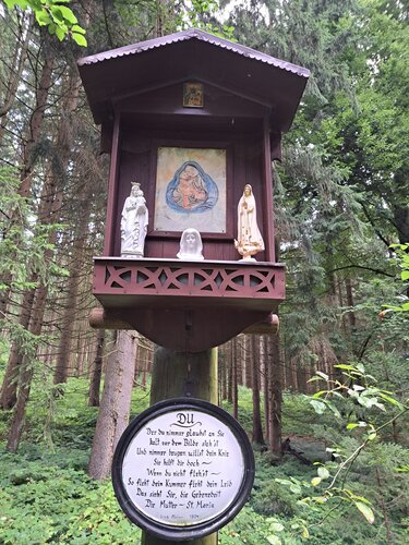 Waldandacht Bockau mit Stangenbild und Kastenkreuz