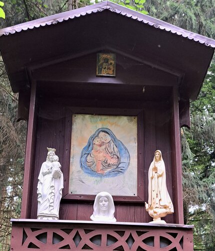 Waldandacht Bockau mit Stangenbild und Kastenkreuz