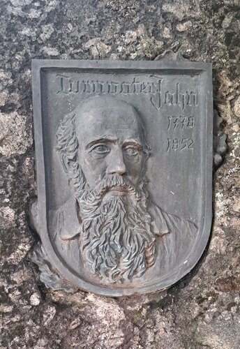 Jubiläumsgedenkstein bei der Turnhalle