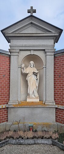 Friedhof - Christusstatue auf Familiengrab