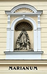 Marienfigur mit Kindern am Marianum