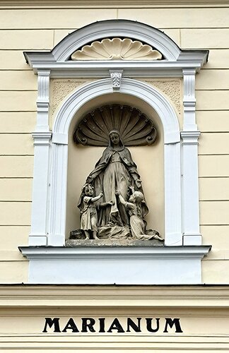 Marienfigur mit Kindern am Marianum
