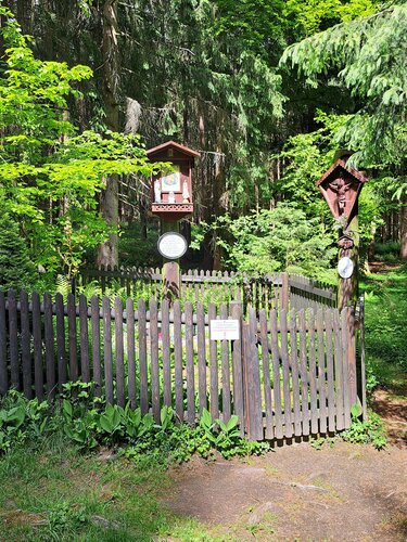 Waldandacht Bockau mit Stangenbild und Kastenkreuz