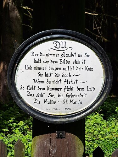 Waldandacht Bockau mit Stangenbild und Kastenkreuz