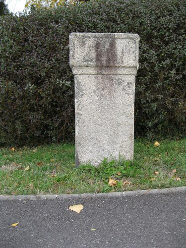 Entfernungsstein bei der alten Billa-Kreuzung