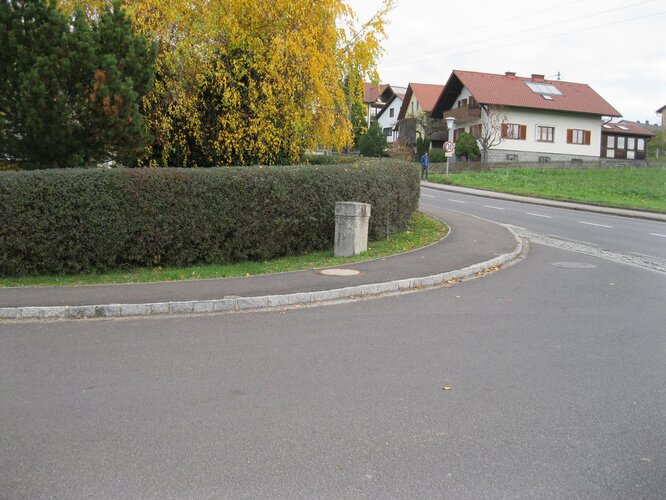 Entfernungsstein bei der alten Billa-Kreuzung