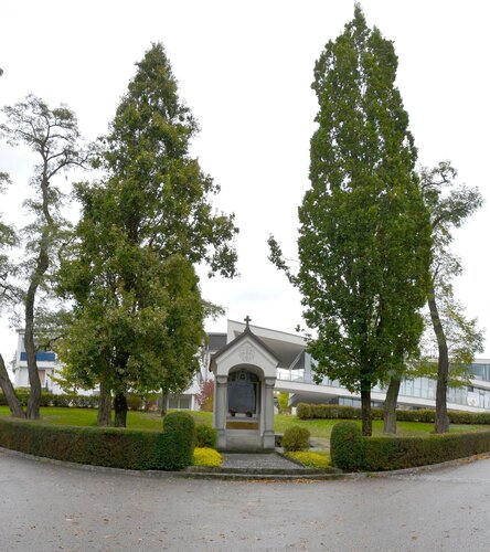 Kriegerdenkmal und Statue des hl. Johannes Nepomuk
