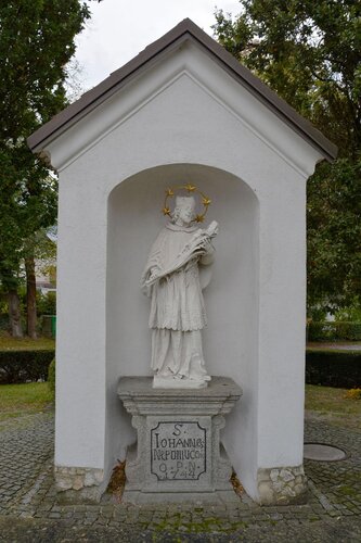 Kriegerdenkmal und Statue des hl. Johannes Nepomuk