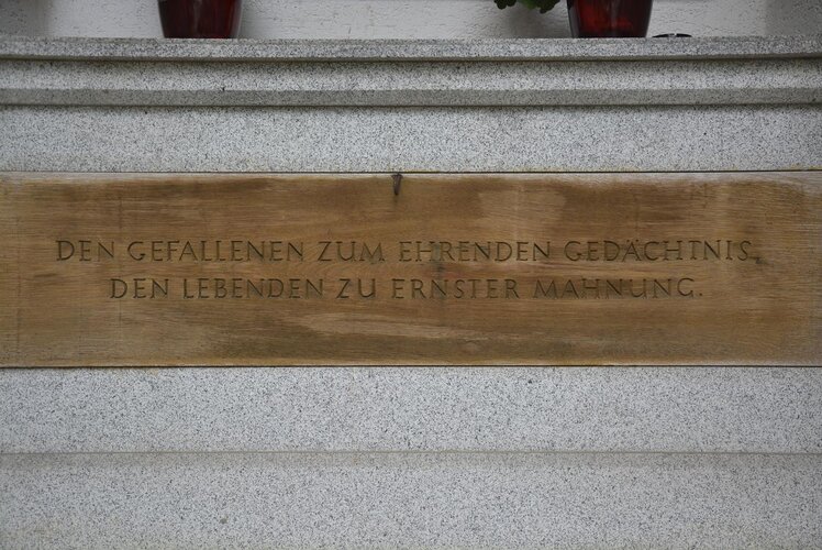 Kriegerdenkmal und Statue des hl. Johannes Nepomuk