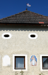 Tröbinger - Hausbild und Windfahne