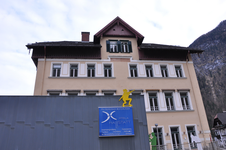 Theoriegebäude der HTBLA - Portal und Inschrift