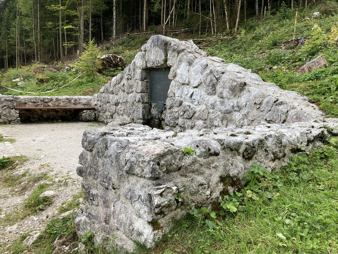 Gedenkbrunnen am Gräberfeld