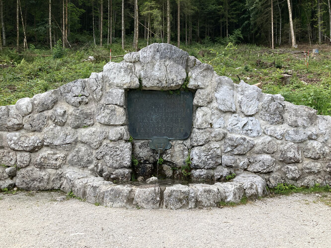 Gedenkbrunnen am Gräberfeld