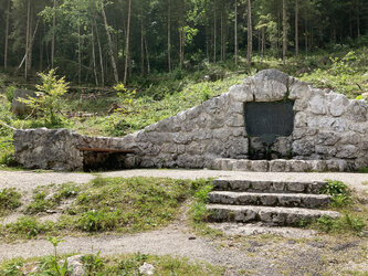 Gedenkbrunnen am Gräberfeld