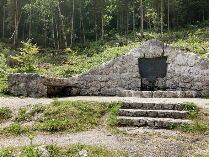 Gedenkbrunnen am Gräberfeld