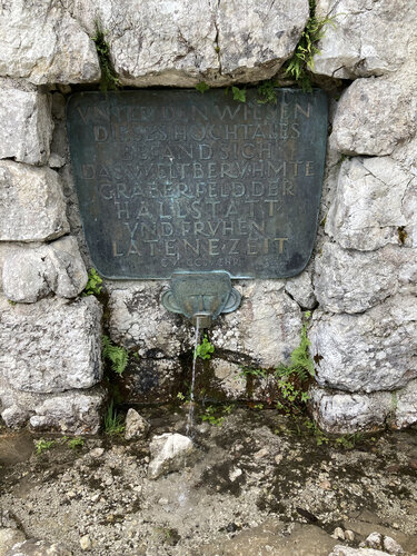 Gedenkbrunnen am Gräberfeld