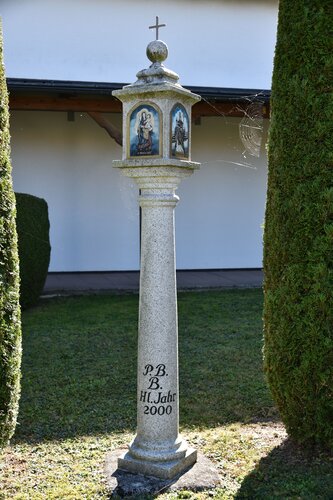 Steinsäule im Pfarrhof