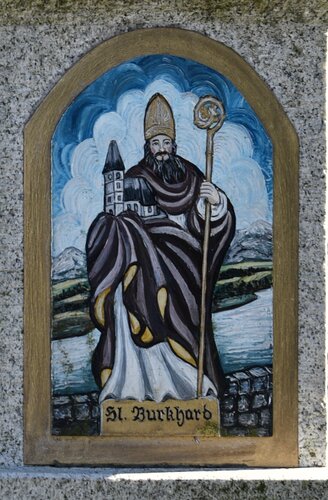 Steinsäule im Pfarrhof