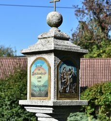 Steinsäule im Pfarrhof