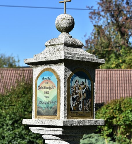 Steinsäule im Pfarrhof