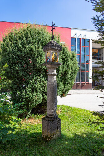 Steinsäule Eisengattern