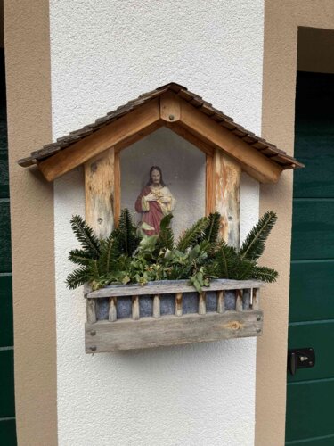 Plohhaus (Zensenschuster) - Hausstatue