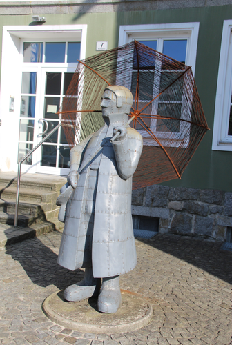 Mann mit rotem Regenschirm