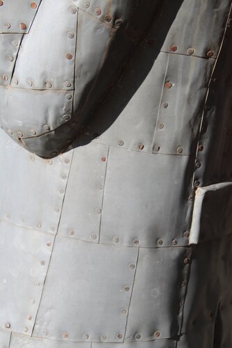 Mann mit rotem Regenschirm