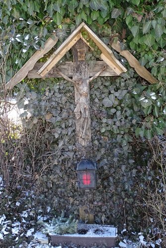 Abstellkreuz an der alten Linde