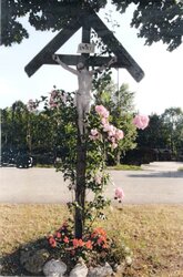 Abstellkreuz vor der Tennishalle