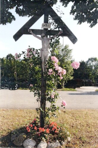 Abstellkreuz vor der Tennishalle