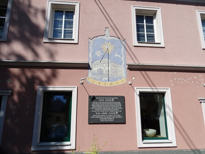 Alte Apotheke- Gedenktafel Zeller und Sonnenuhr