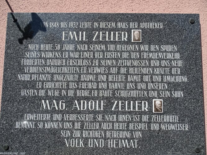 Alte Apotheke- Gedenktafel Zeller und Sonnenuhr