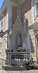 Ehemaliges Postamt - Marienstatue und Gedenktafel