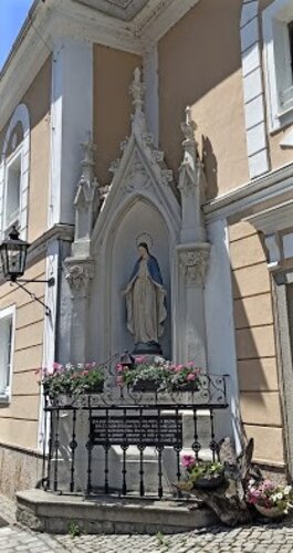 Ehemaliges Postamt - Marienstatue und Gedenktafel