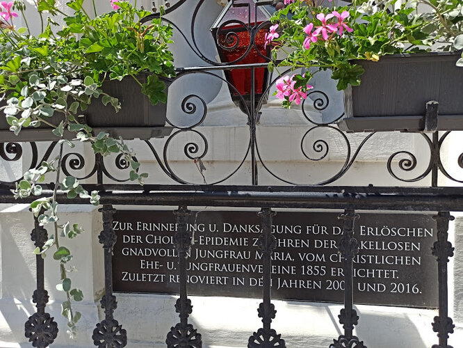 Ehemaliges Postamt - Marienstatue und Gedenktafel