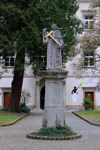 Klostergarten-Statue des Hl. Bernhard