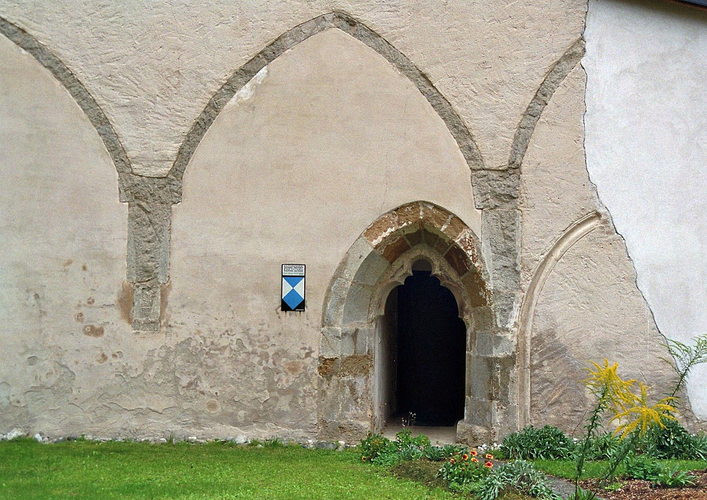 Portal Sakristei und Gewölbeansätze ehemaliger Kreuzgang-Pfarrgarten